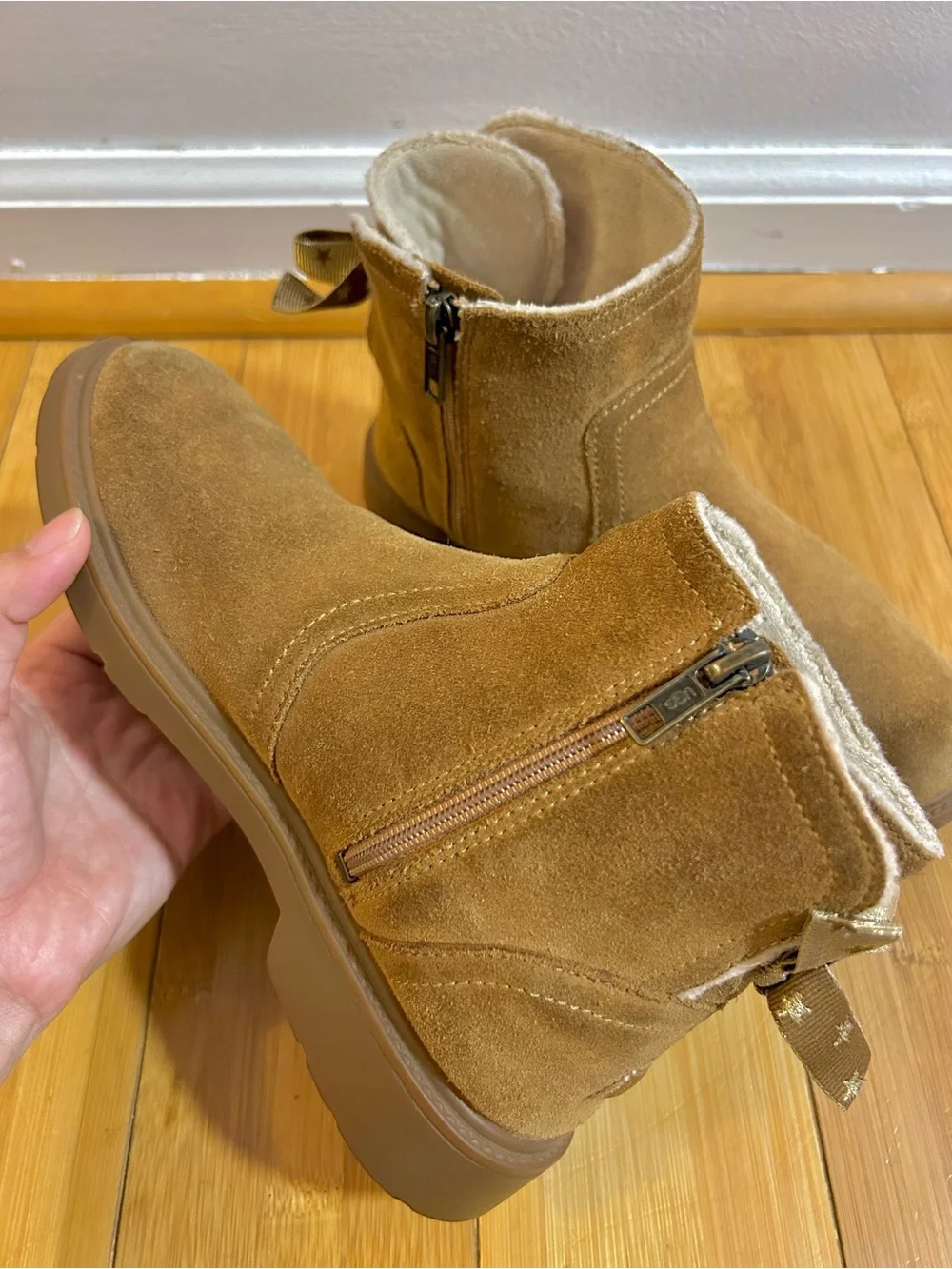 UGG Kids Lynde Chelsea Suede Winter Boots - Chestnut - 4Y or 5.5W